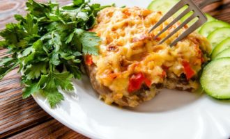 Мясо по-французски, приготовленное в духовке с овощами и сыром