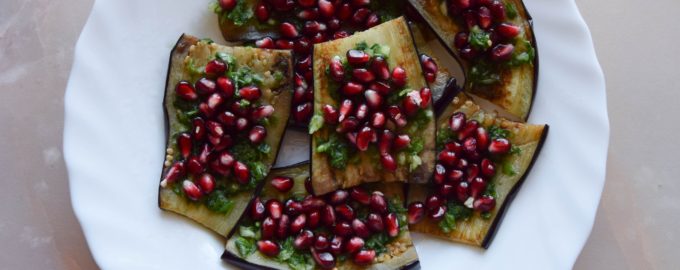 Баклажаны жареные с гранатом и зеленью