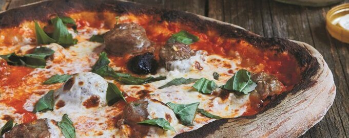 Пицца с сосисками и водочным соусом